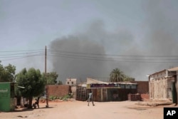 Asap mengepul di Khartoum, Sudan, Rabu, 3 Mei 2023. Banyak orang melarikan diri dari konflik di Sudan antara militer dan pasukan paramiliter saingan. (Foto: AP/Marwan Ali)