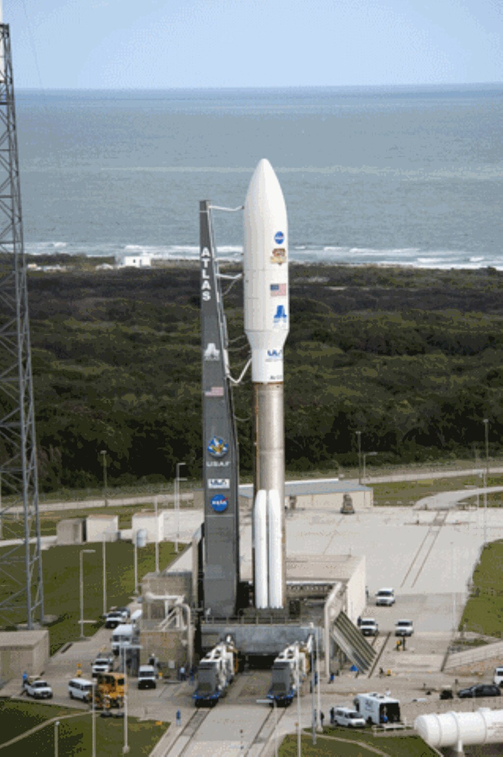Roket Atlas V setinggi 60 meter tiba di landasan di Kompleks Peluncuran Antariksa 41 (NASA/Tony Gray).