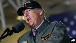Donald Trump na jawabi a tashar jirgin ruwa dake jihar Virginia. 