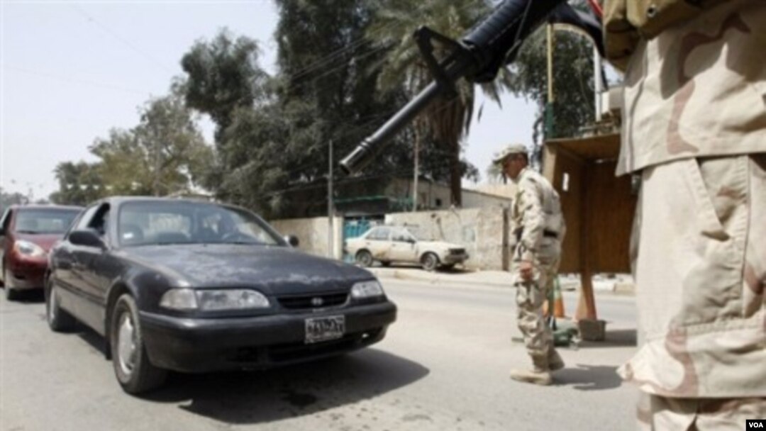 Seorang prajurit Irak memeriksa mobil lewat di Baghdad, 3 April 2010, sebagai bagian dari pengamanan setelah serangan di sebuah desa sebelah selatan ibukota ini.