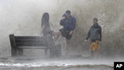 El Centro Nacional de Huracanes en Miami dijo que Isaac se convirtió en un huracán de categoría 1 y tocó tierra el martes sobre las 6:45 p.m., hora local.