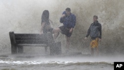 Badai Isaac yang membawa angin berkecepatan 130 kilometer per jam menerjang kawasan Danau Pontchartrain di New Orleans, Lousiana (28/8). 