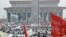 1989年5月成千上万中国民众在北京天安门广场集会抗议