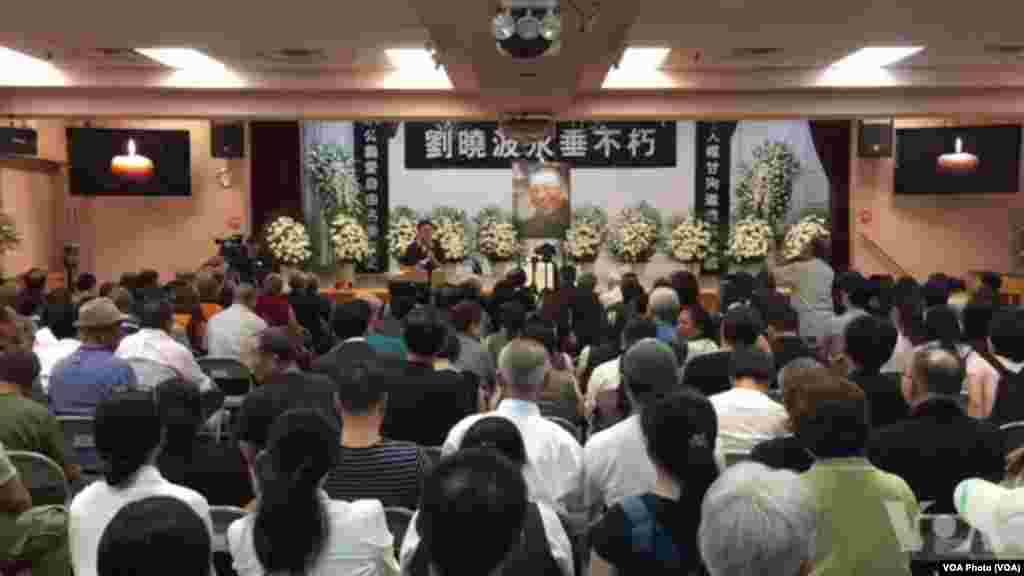 民运人士、藏人和台湾人在纽约举行刘晓波追悼会（2017年7月15日，美国之音方冰拍摄） 