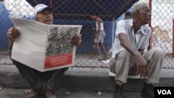 Un hombre lee en La Habana los lineamientos que explican los cambios económicos adoptados en la isla.