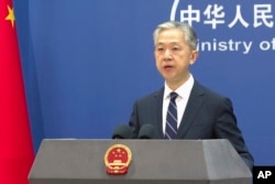 Juru bicara Kementerian Luar Negeri China, Wang Wenbin dalam konferensi pers di Kementerian Luar Negeri di Beijing, Jumat, 16 Juni 2023. (AP/Liu Zheng)