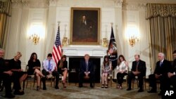 El presidente Donald Trump agacha la cabeza durante una oración al inicio de una sesión de escucha con estudiantes de secundaria y maestros en el Salón de Estatal de la Casa Blanca en Washington. Miércoles 21 de febrero de 2018. (AP Photo/Carolyn Kaster)