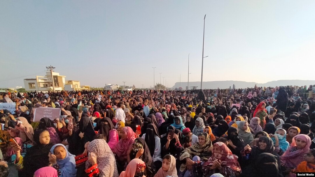 د بلوڅ يکجهتي کمېټۍ د غړو په وينا يوه اونۍ وړاندې د اوسپنيزو تمبو د بيرته لګولو لپاره تر څو کلو ميتره پورې د تمبو د لګولو په موخه کډي ايستل شوي خو له اولسي کلک غبرګون ورستو اوس پرې کار بند شوی.