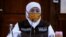 Gubernur Jawa Timur Khofifah Indar Parawansa memberikan keterangan kepada media terkait perkembangan kasus corona dan imbauan berlebaran di rumah. (Foto: VOA/Petrus Riski)