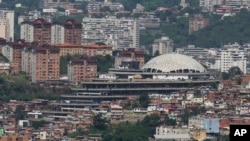 La sede del Servicio Nacional de Inteligencia de Venezuela (SEBIN), conocida como El Helicoide, está situado frente al barrio La Cota 905 en Caracas, Venezuela, el sábado 27 de julio de 2024. (Foto AP/Matías Delacroix)