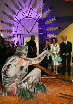 ARCHIVO- El rey Carlos XVI Gustavo de Suecia (der.) y la reina Silvia escuchan al aborigen Wiradjuri Duncan Tod Smith (izq.) tocar el didgeridoo en el Museo Nacional de Australia en Canberra, 07 de noviembre de 2005.