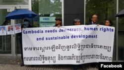 ពលរដ្ឋ​ខ្មែរ​នៅ​​អាល្លឺម៉ង់កាន់បដា​ទាមទារ​ស្តារ​​លិទ្ធិ​ប្រជាធិបតេយ្យ ក្នុង​ពេល​បាតុកម្ម​​ប្រឆាំង​​នឹង​ដំណើរ​ទស្ស​នកិច្ច​របស់​រដ្ឋ​មន្ត្រី​កម្ពុជា​ចំនួន​បួន​រូប​នៅ​ទីក្រុង​ប៊ែរឡាំង ប្រទេស​អាល្លឺម៉ង់ ​ថ្ងៃ​ទី២៥ ខែកញ្ញា ឆ្នាំ២០១៩។ (Facebook/Netzwerk für Demokratie in Kambods)