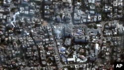 2023年11月11日卫星图片显示加沙最大医院希法医院及周边地区。