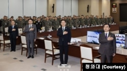 2026년 3월 27일에 열린 한국 전군 주요 지휘관 회의에서 이재명 한국 대통령이 국기에 경례하고 있다.