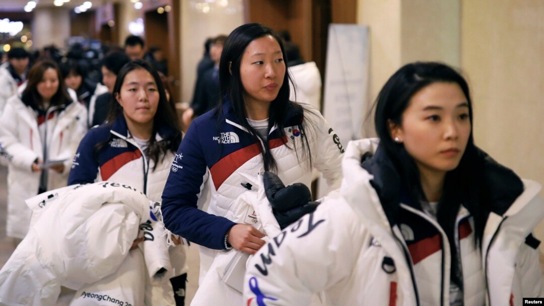 南韓女子冰球隊隊員在首爾參加完2018年平昌冬奧會開幕前召開的一個儀式之後離開。（2018年1月24日）