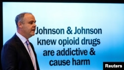 Jaksa negara bagian Oklahoma, Brad Beckworth, saat memaparkan argumen pembuka dalam sidang gugatan terkait krisis opioid antara Oklahoma vs Johnson & Johnson di Pengadilan Cleveland di Norman, Oklahoma, 28 Mei 2019. (Foto: Reuters)