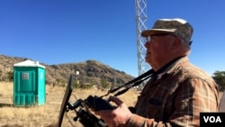 Glenn Spencer se ayuda con un dron para vigilar la frontera con México, en una misión que se ha autoadjudicado. (R. Taylor/VOA)