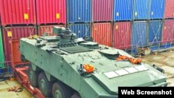 被香港扣押的新加坡装甲车(苹果日报图片)