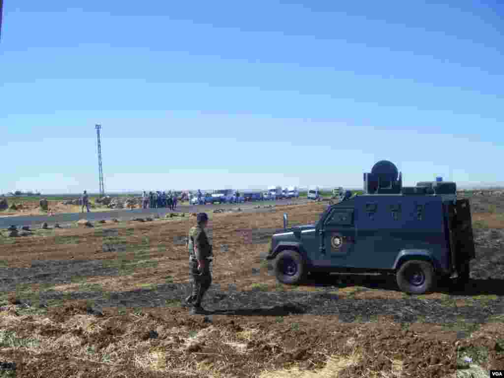 Turkish Police disperse Kurd protesters near Syria border, Monday, August 5, 2013 