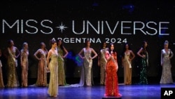 La concursante Alejandra Rodríguez, centro derecha, compite en el certamen Miss Universo Argentina, en Buenos Aires, Argentina, el 25 de mayo de 2024.
