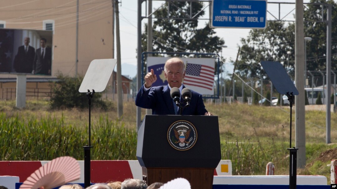 El vicepresidente de EE.UU. Joe Biden durante la ceremonia en Sojevo, Kósovo, en la que se dio el nombre de una avenida a su fallecido hijo Joseph R. "Beau" Biden III.