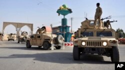 Pasukan keamanan Afghanistan melakukan patroli di kota Ghazni, 12 Agustus 2018. 