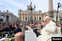 El papa Francisco saluda a la multitud reunida en la Plaza de San Pedro del Vaticano para la misa del Domingo de Ramos el 2 de abril de 2023.