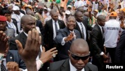 Le président ivoirien Alassane Ouattara salue la foule à son arrivée au congrès de son parti, le Rassemblement des Républicains (RDR), au pouvoir, à Abidjan, Côte d’Ivoire, 9 septembre 2017.