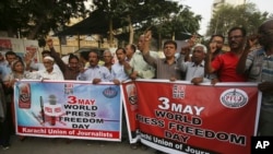 Pakistani journalists rally on the occasion of World Press Freedom Day in Karachi, Pakistan, May 3, 2018.