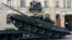Sebuah tank T-72 Rusia diturunkan dari kendaraan pengangkut hari Kamis tanggal 28 April 2016 untuk latihan parade militer Hari Kemenangan di Lapangan (Istana) Dvortsovaya, St. Petersburg, Rusia, tanggal 9 Mei nanti (foto: AP Photo/Dmitri Lovetsky)