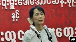 ທ່ານນາງ Aung San Suu Kyi ຜູ້ນໍາພັກສັນນິບາດແຫ່ງຊາດ ເພື່ອປະຊາທິປະໄຕ ຫລື National League for Democracy party ກ່າວຄໍາປາໃສຕໍ່ພວກຊາວໝຸ່ມສະມາຊິກພັກ ທີ່ນະຄອນຢາງກຸ້ງ ຫລື Rangoon, ເມື່ອວັນທີ 8 ກຸມພາ 2011.