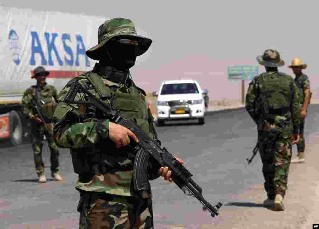 Kurdish security forces take their positions at a checkpoint on a highway between the Iraqi city of Mosul and the Kurdish city of Irbil, in Khazer, northern Iraq, June 24, 2014.