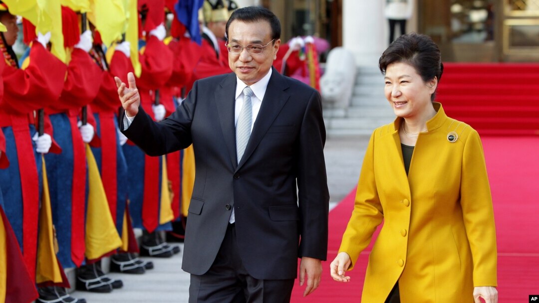 박근혜 한국 대통령(오른쪽)이 한국을 방문한 리커창 중국 총리와 함께 31일 청와대에서 정상회담에 앞서 환영 행사에 참석했다.