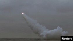 북한이 지난 12일 잠수함에서 전략순항미사일 2기를 발사했다며 다음날 사진을 공개했다.