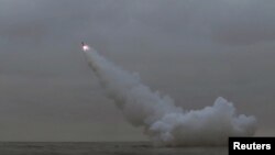 Korea Utara menembakkan dua rudal dari kapal selam yang menyerang target bawah laut di lokasi yang dirahasiakan di Korea Utara, 12 Maret 2023. (Foto: KCNA via REUTERS)