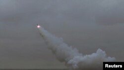 2023年3月12日，朝鲜中央通讯社发布的照片显示朝鲜从一艘潜艇发射两枚导弹击中水下目标。