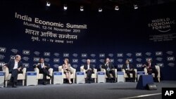 Delegates attend closing session of WEF India Economic Summit, Mumbai, Nov. 14, 2011.