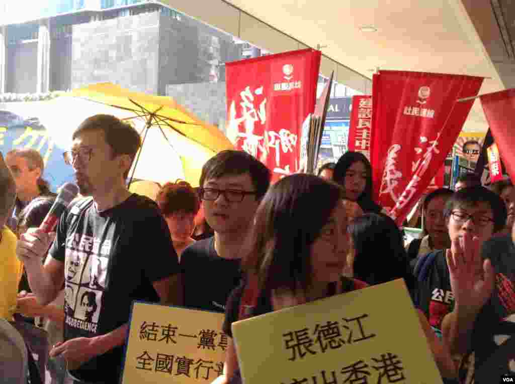 香港团体和政党游行呼吁特首下台重启政改(美国之音海彦拍摄)