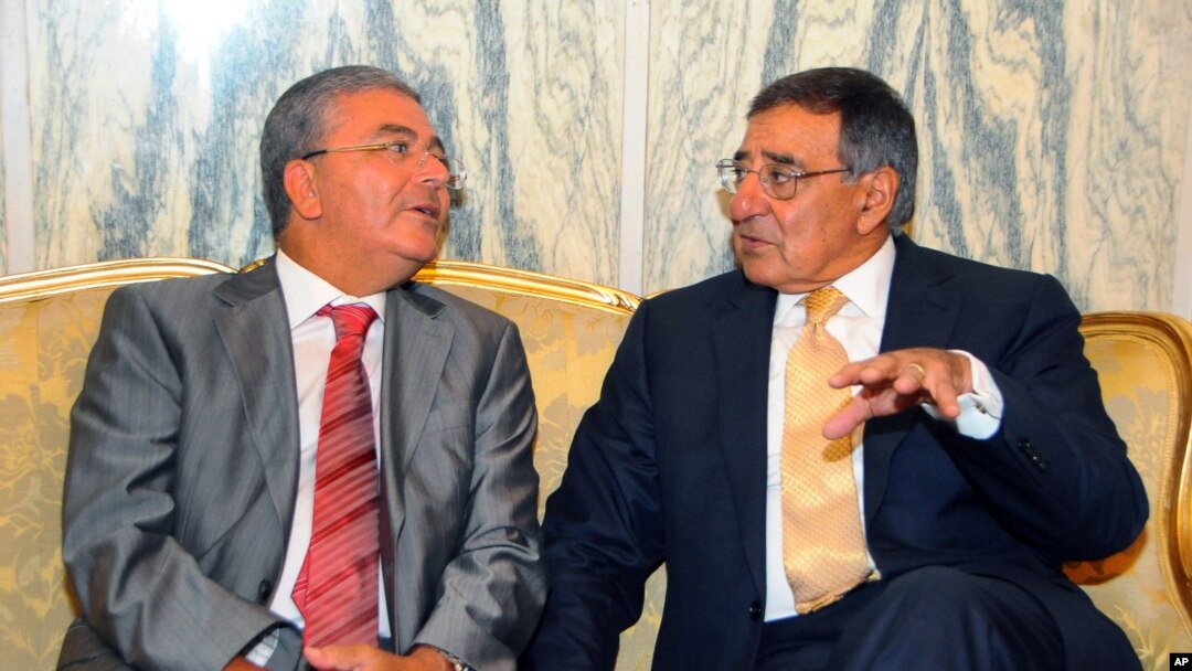 Menhan Tunisia, Abdelkrim Zbidi (kiri) melakukan pembicaraan dengan Menhan AS Leon Panetta di Tunis (30/7). 