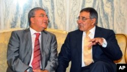 Menhan Tunisia, Abdelkrim Zbidi (kiri) melakukan pembicaraan dengan Menhan AS Leon Panetta di Tunis (30/7). 