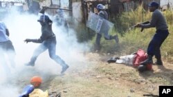 FILE: Armed Zimbabwean police battle rioters in Harare, Monday, July, 4, 2016. (AP Photo/Tsvangirayi Mukwazhi)