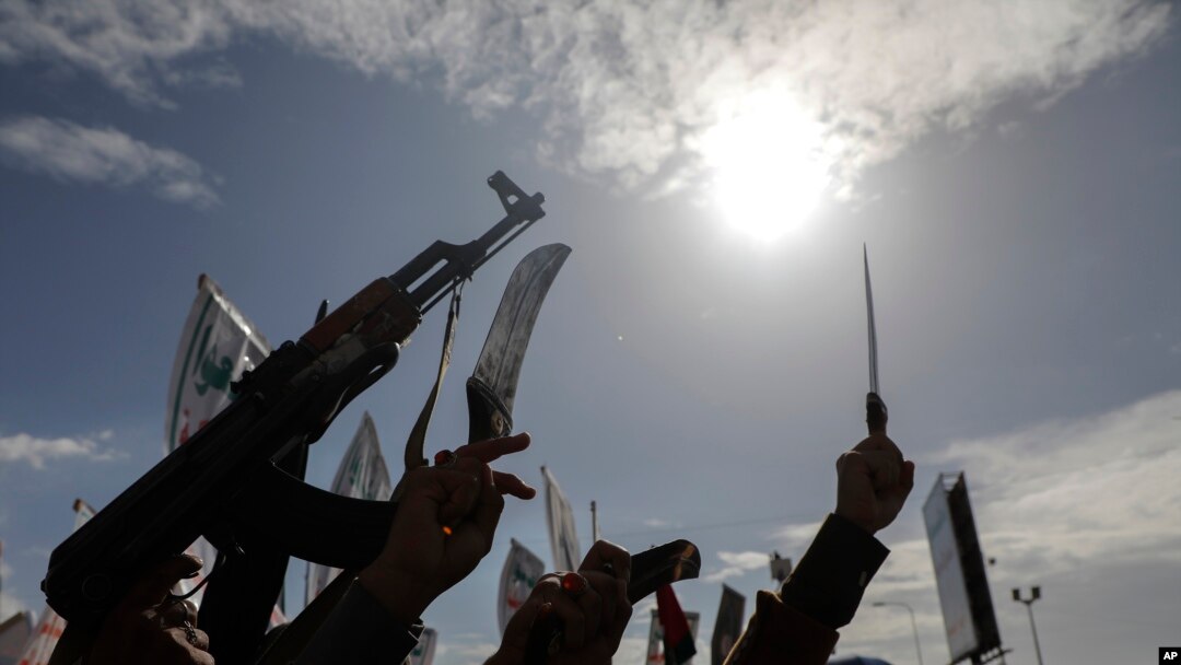 Para pendukung Houthi menggelar aksi demo menentang serangan yang dipimpin oleh AS terhadap Yaman di Sanaa, pada 10 Mei 2024. (Foto: AP/Osamah Abdulrahman)