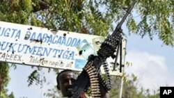 A Somali government soldier stands guard near the Tarbunka frontline in the capital, Mogadishu. Somalia's transitional government and a recently-armed Sufi group have initialed a tentative agreement to fight Islamist extremism and enter a power-sharing ac