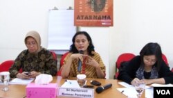 Komisioner Komnas Perempuan Sri Nurherwati dalam sebuah acara Komnas Perempuan terkait kekerasan terhadap PRT (Foto:Dok/VOA/Fathiyah).