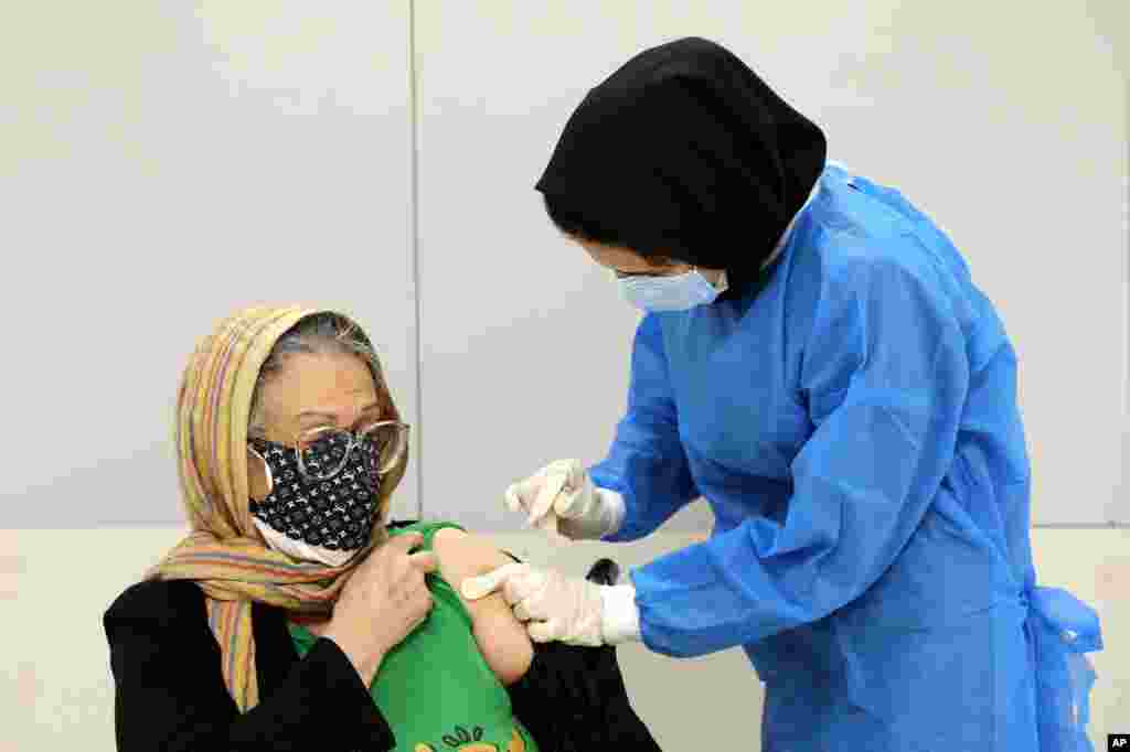 دریافت واکسن سینوفارم علیه کووید – ۱۹ در مرکز خرید &#171;ایران مال&#187; در تهران