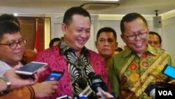 Ketua DPR Bambang Soesatyo (tengah) ketika ditanya wartawan usai bertemu 7 Komisioner Komnas HAM di gedung parlemen, Senayan, Selasa (23/1). (Foto: VOA/Fathiyah)