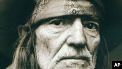 Willie Nelson celebra sus 80 años sin dar señales de se vaya a alejar de la música.