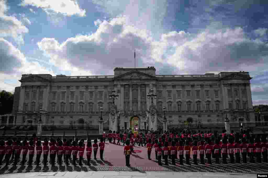 El ataúd de la reina Isabel II sale del Palacio de Buckingham hacia Westminster Hall en Londres, el miércoles 14 de septiembre de 2022. La reina permanecerá en el Palacio de Westminster durante cuatro días completos antes de su funeral el lunes 19 de septiembre. Christophe Ena/vía REUTERS