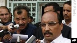 Le président Mohamed Ould Abdel Aziz répond à la presse.