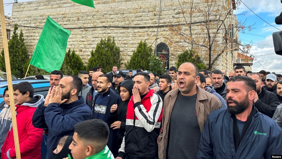 Warga Palestina berunjuk rasa terhadap pembunuhan pejabat senior Hamas, Saleh al-Arouri, di Desa Aroura dekat Ramallah di Tepi Barat yang diduduki Israel, 3 Januari 2024. (Foto: REUTERS/Ali Sawafta)